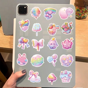 Gros plan d'autocollants kawaii bonbons sur un iPad pour une décoration esthétique DIY