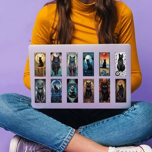 Adesivi artistici di gatti neri su un laptop viola per decorazioni creative fai-da-te