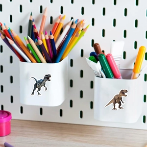 Autocollants de dinosaures réalistes sur un pot blanc pour la décoration intérieure