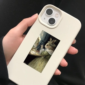 Λεπτομέρεια κρεμ θήκης iPhone με vintage εικονογράφηση κουνελιού σε σκούρο φόντο