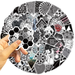 Primo piano di adesivi geometrici in bianco e nero con panda e motivi astratti