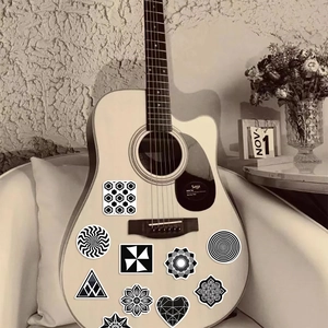 Adesivi graffiti geometrici in bianco e nero per decorazione fai-da-te su chitarra acustica