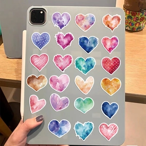 Autocollants de cœur à l'aquarelle imperméables sur un étui de tablette pour DIY