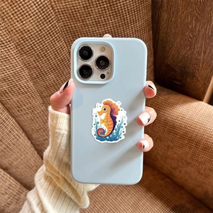 Détail de la coque bleu clair avec motif hippocampe coloré et finition mate