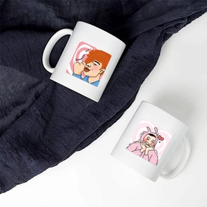 Dettaglio di tazze in ceramica bianca con illustrazioni artistiche e testo Remember you