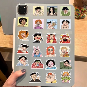 Adesivi originali disegnati a mano su un tablet con colori vivaci ed espressioni buffe