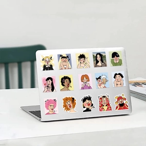 Dettaglio di 15 adesivi a cartoni animati sulla cover di un laptop in argento