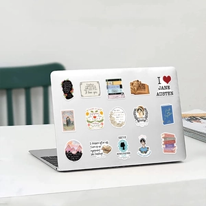 Adesivi letterari di Jane Austen applicati sul retro di un laptop argento per decoro