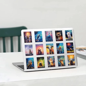 Artistieke dierenstickers in olieverfstijl op een laptop voor DIY decoratie