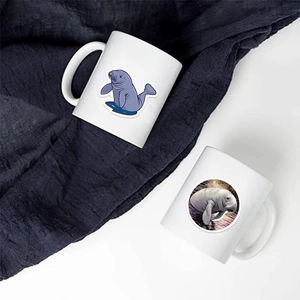 Primer plano de tazas de cerámica blanca con diseños de manatíes realistas y animados
