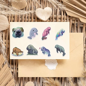 Detalle de 8 pegatinas de manatíes sobre sobre de kraft y un fondo de estilo rústico