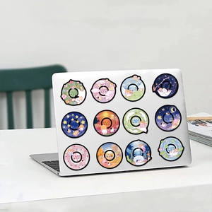 Gros plan de 12 autocollants de disques vinyles avec motifs anime sur un ordinateur