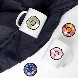 Détail d'une tasse en céramique avec illustrations de disques vinyles et chats