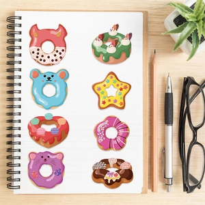 Set mit 8 süßen Cartoon Donut Aufklebern auf einem Notizbuch für DIY Dekorationen