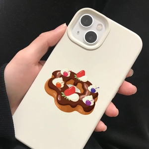 Detail der cremefarbenen iPhone Hülle mit Schokodonut Erdbeer und Sahne Muster