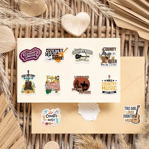 Dettaglio di 10 adesivi country music con chitarre e stivali country su legno