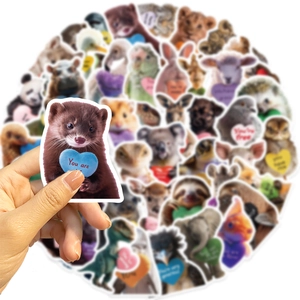 Dettaglio di adesivi fotografici di animali con messaggi a cuore per decorazioni DIY