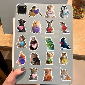 Dettaglio di adesivi animali impermeabili con messaggi d'amore su custodia per tablet