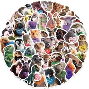 Vista dettagliata di vari adesivi di animali con messaggi a cuore per decorare il laptop