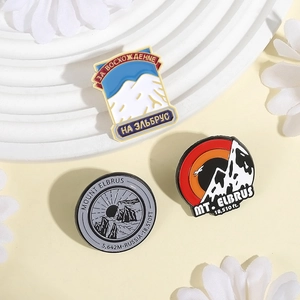 Trois pin's souvenirs en émail du Mont Elbrus avec paysages de montagne russes