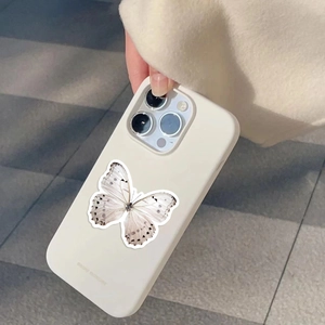 Detail van crème wit telefoonhoesje met 3D-vlinderpatronen in reliëf en tekst