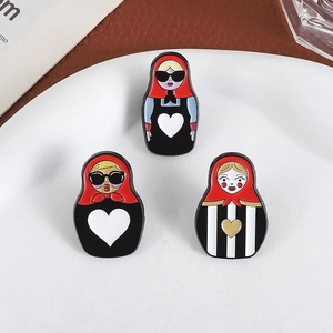 Set aus 3 russischen Matroschka-Emaille-Pins mit trendigen Sonnenbrillen und Herzmotiven