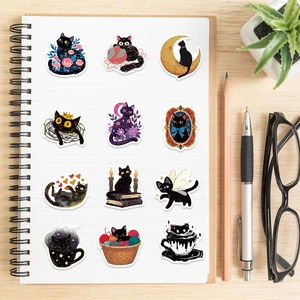 Vue détaillée des autocollants graffiti de chat noir sur un carnet à spirale blanc