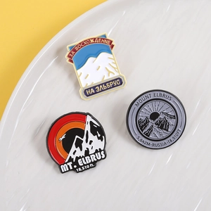 Lot de pins émaillés du mont Elbrus en Russie comme souvenir de voyage et accessoire de mode