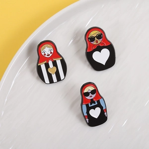Drei süße russische Matroschka-Emaille-Pins Set im modernen Pop-Art-Stil auf Teller