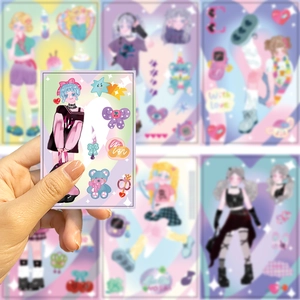 Primo piano di adesivi impermeabili stile Y2K con ragazze anime e motivi estetici viola