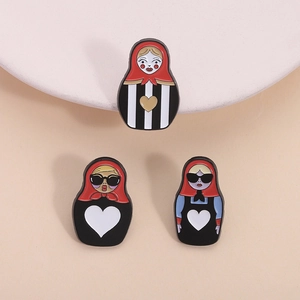 Süße Russische Matroschka Emaille Brosche Pin Cartoon Mädchen Abzeichen Lackierte Zinklegierung Kleidung Schmuck Geschenk Damen