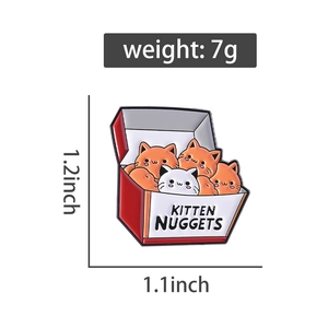 Vista dettagliata della spilla smaltata kitten nuggets con dimensioni 1,2x1,1 pollici e 7g