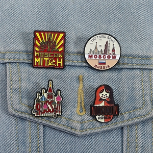 Set de broches émaillées monuments russes avec poupée russe sur veste en jean