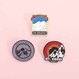 Ensemble de pin's émaillés du Mont Elbrus avec paysages russes et altitude du sommet