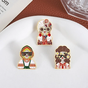 Ensemble de trois broches en émail style russe avec motifs de filles sur plateau blanc