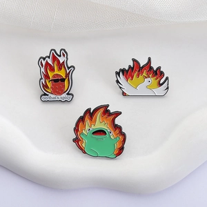 Drei kreative Emaille-Pins mit scharfem Kartoffel-, Feuergans- und Frosch-Motiv