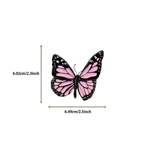 Gedetailleerde afmetingen van de roze-zwarte vlindersticker van 6,49 cm breed en 6,02 cm hoog