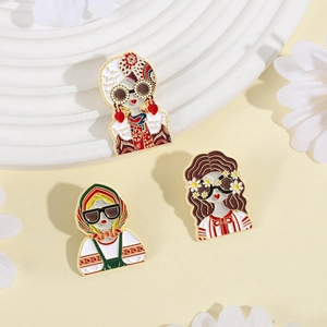 Trois pin's émaillés colorés de style russe avec motifs de personnages féminins folkloriques