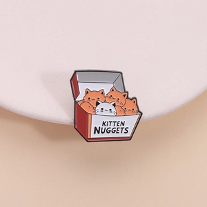 Spilla smaltata con gattini stile nuggets in scatola per fast food rossa e bianca