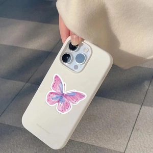 Detail van crème telefoonhoesje met vlinderpatroon en Grow Monday tekst in de hand gehouden