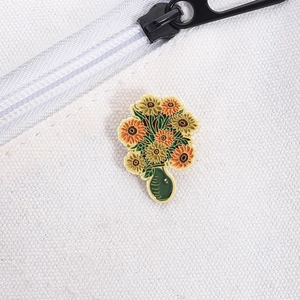 Detail einer Sonnenblumen-Vase-Emaille-Brosche an einer weißen Canvas-Tasche