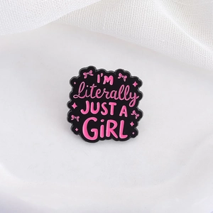 Spilla in smalto I'm Literally Just a Girl rosa su sfondo nero con fiocchi carini