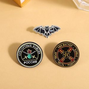 Détails des pins chauve-souris punk sombre et des insignes militaires russes en métal
