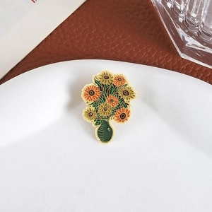 Künstlerische Emaille-Brosche mit Sonnenblumenstrauß in dunkelgrüner Vase auf Weiß