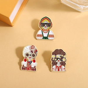 Détail de l'ensemble de trois broches en émail avec des filles stylées et lunettes de soleil