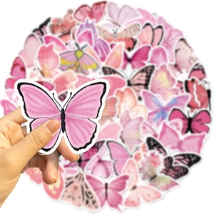 Detailopname van hand met een waterdichte roze vlindersticker voor DIY-decoratie