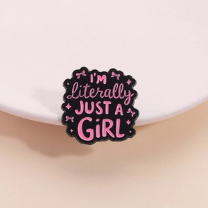 Rosa Emaille-Brosche mit 'I'M Literally JUST A GIRL' Spruch und niedlichem Schleifendesign