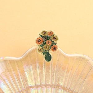 Broche en émail tournesols style peinture à l'huile dans un vase vert sur coupelle
