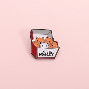 Spilla Smaltata Creativa Kitten Nuggets Divertente Gatto Cartoon Scatola Fast Food Distintivo in Metallo per Vestiti Zaino