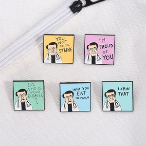 Nahaufnahme von fünf quadratischen Emaille-Pins mit lustigen Arzt-Comics und Zitaten